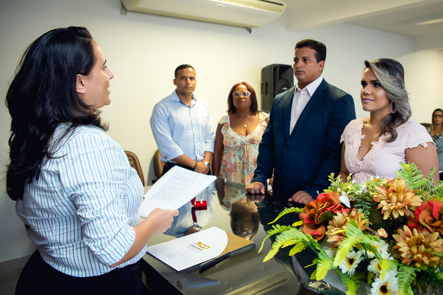 juíza de paz lendo certidão para os noivos