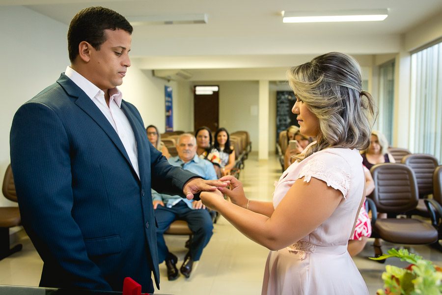 noiva colocando aliança no dedo do noivo