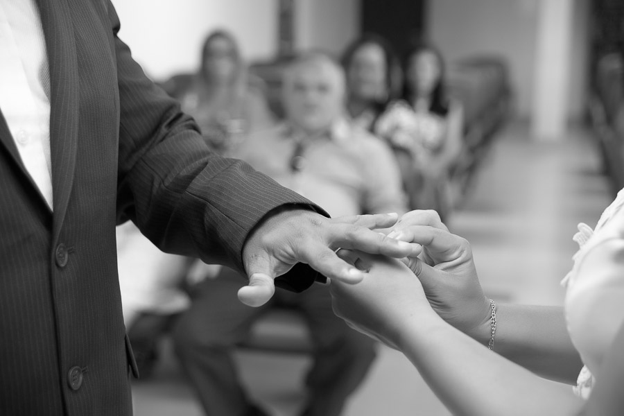 noiva colocando aliança no dedo do noivo