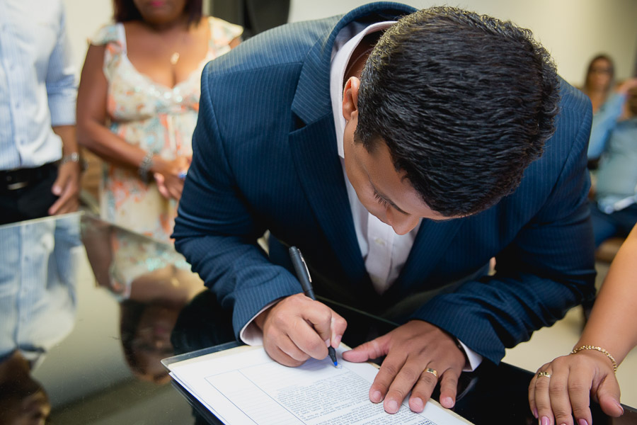 noivo assinando certidão