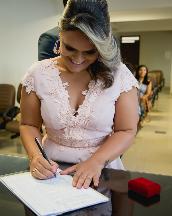 noiva assinando certidão