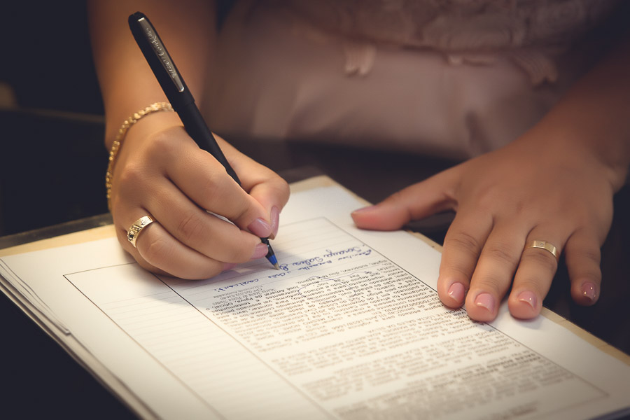 noiva assinando certidão