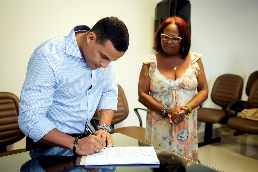 padrinho do noivo assinando