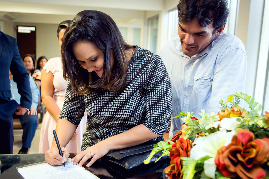 madrinha da noiva assinando