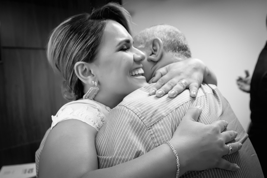 pai abraçando a noiva