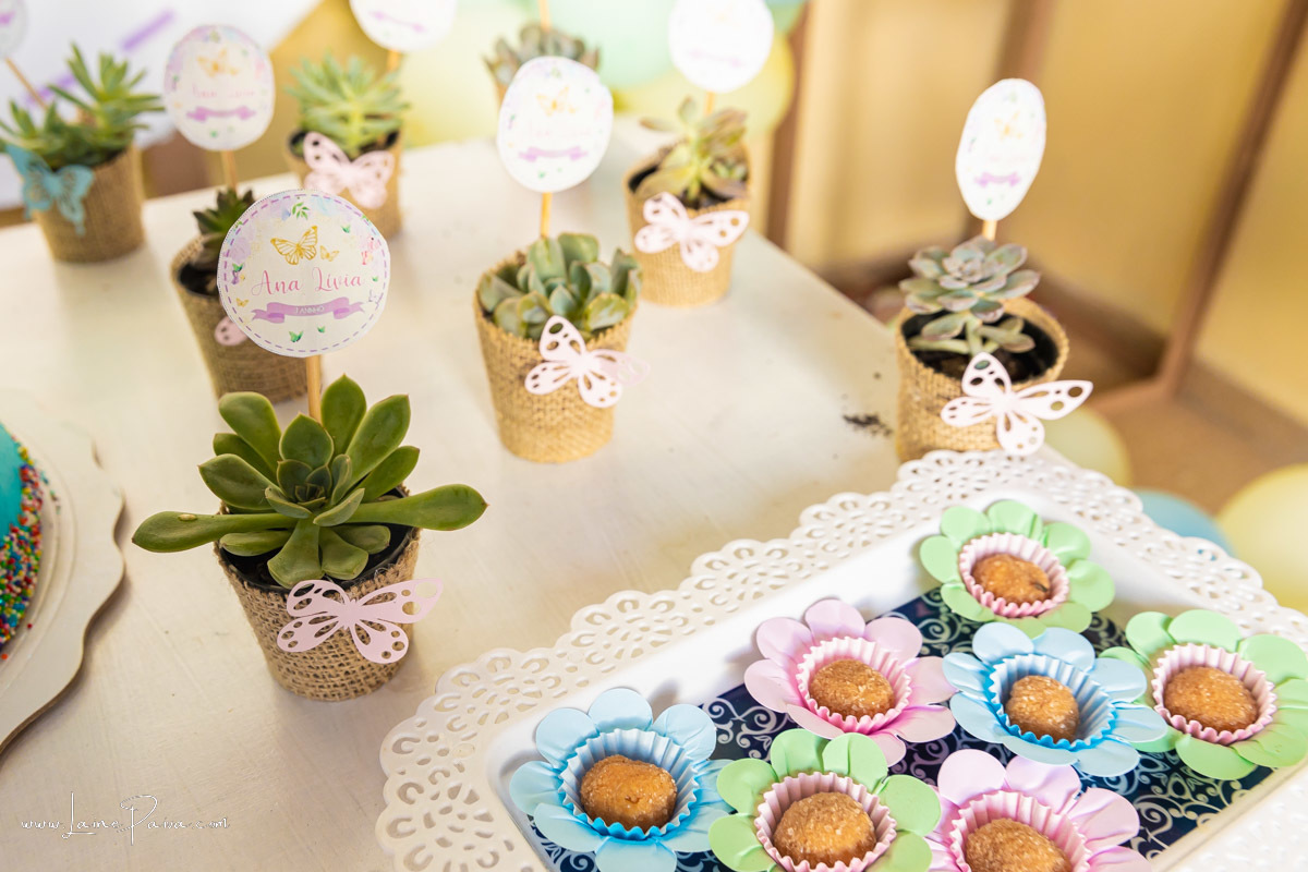 decoração de festa suculenta de lembrança em mesa com doces em aniversario infantil com tema jardim encantado, numa festa de menina em macau, 