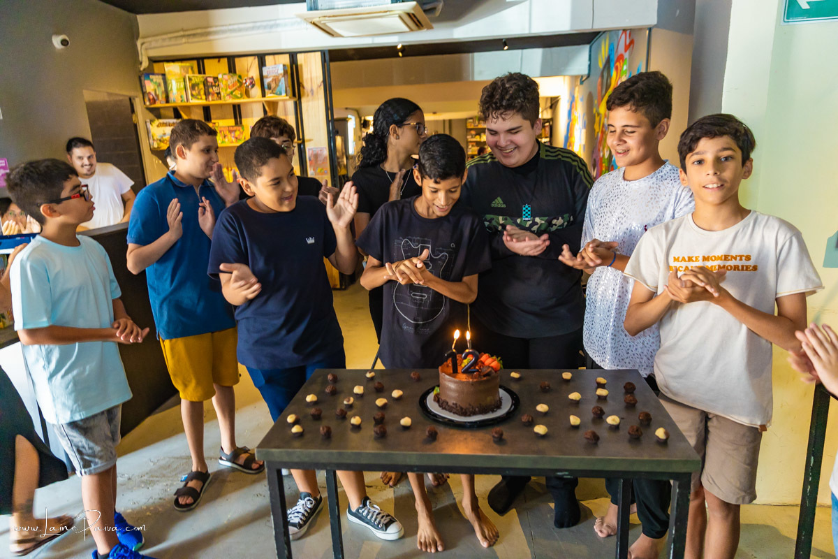 aniversario de 12 anos de menino com amigos em casa de jogo com boliche e sinuca no vem pra mesa gamer center no via direta em natal/rn