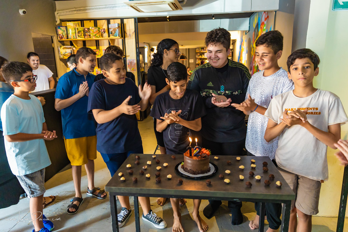 aniversario de 12 anos de menino com amigos em casa de jogo com boliche e sinuca no vem pra mesa gamer center no via direta em natal/rn