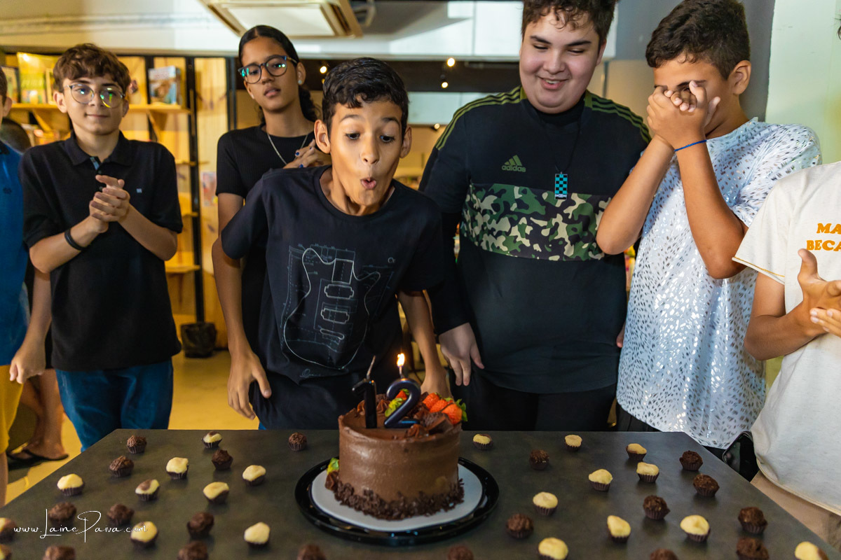aniversario de 12 anos de menino com amigos em casa de jogo com boliche e sinuca no vem pra mesa gamer center no via direta em natal/rn
