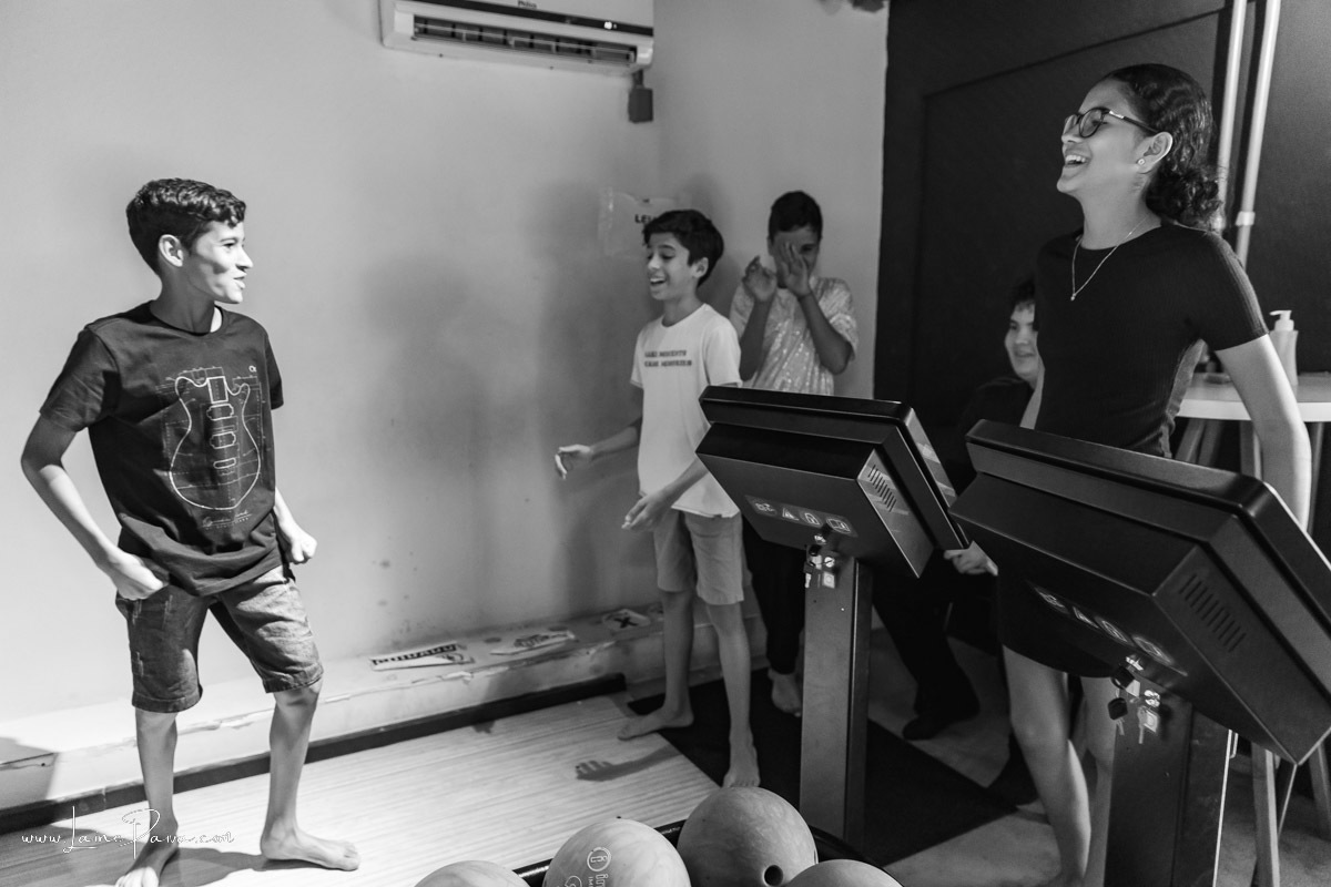 aniversario de 12 anos de menino com amigos em casa de jogo com boliche e sinuca no vem pra mesa gamer center no via direta em natal/rn