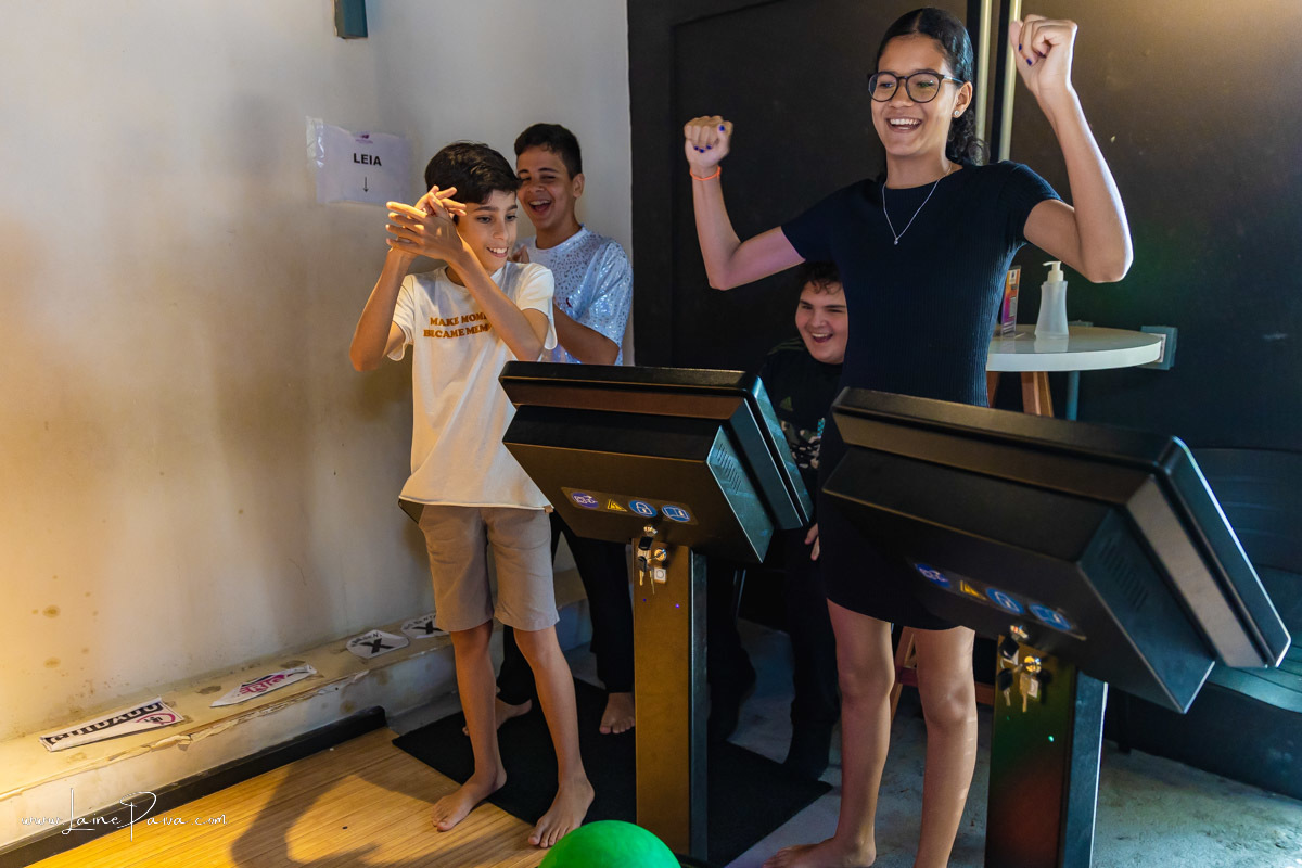 aniversario de 12 anos de menino com amigos em casa de jogo com boliche e sinuca no vem pra mesa gamer center no via direta em natal/rn