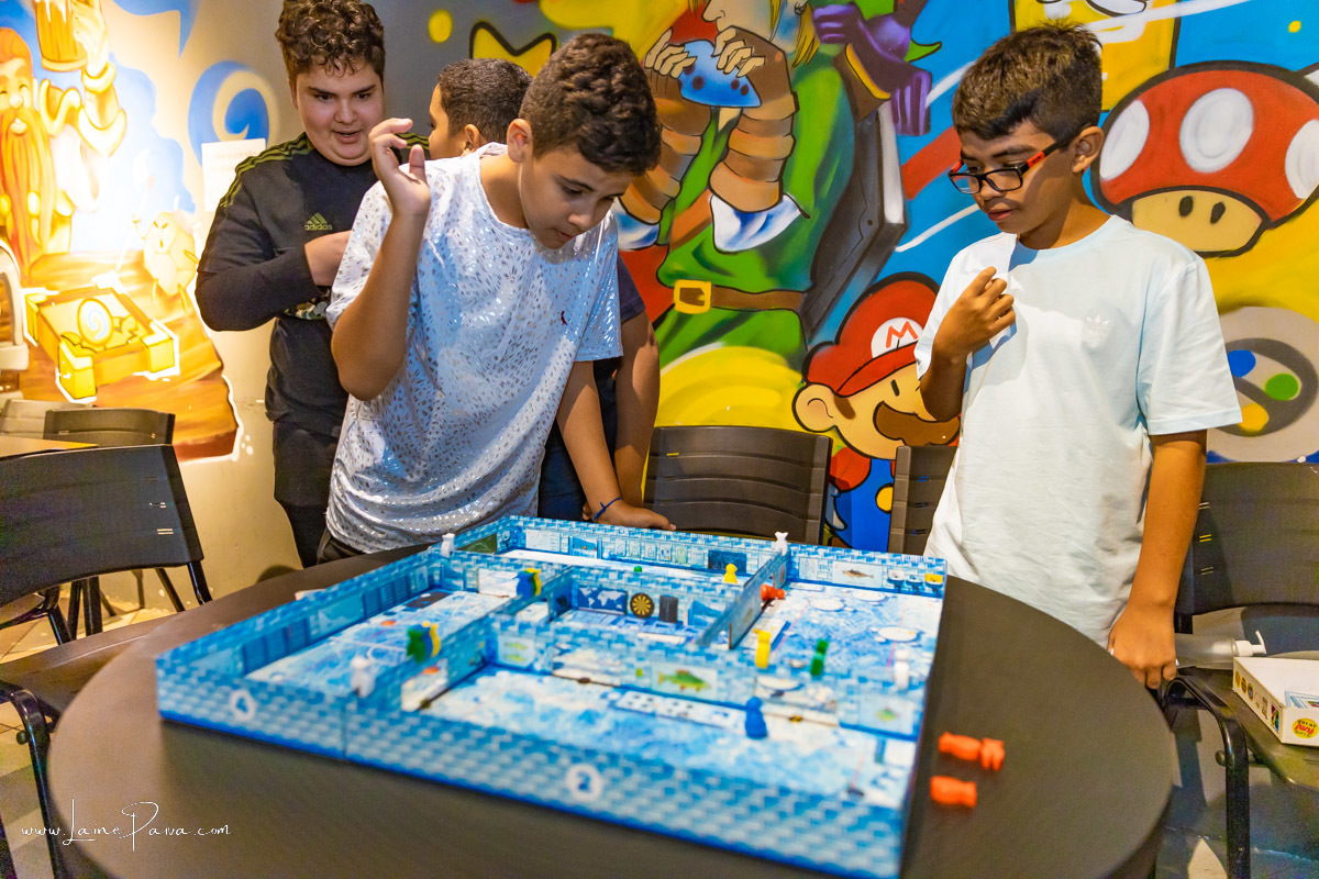 aniversario de 12 anos de menino com amigos em casa de jogo com boliche e sinuca no vem pra mesa gamer center no via direta em natal/rn