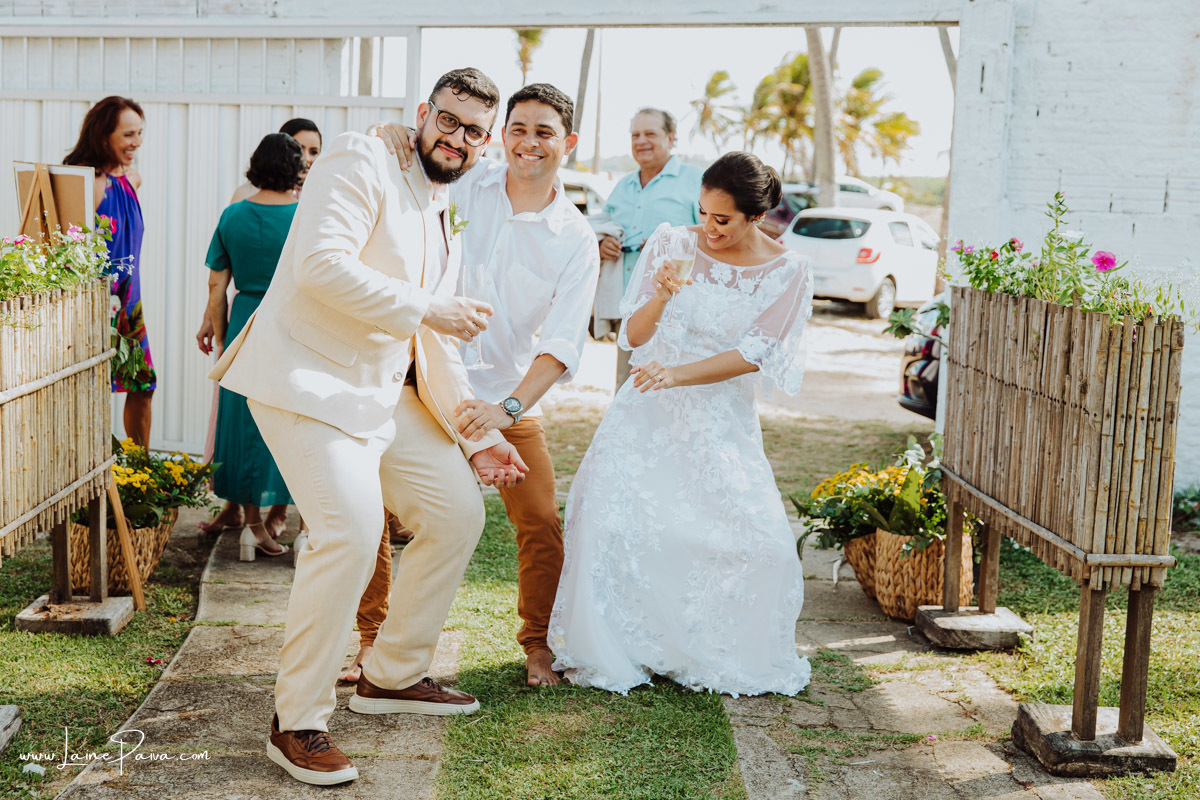 casamento de dia, fotografia de casamento, fotógrafo de casamento, casal, wedding, fotografo em natal, casamento religioso, decoração,  Praia Barra do Rio, casamento natal, casamento católico, igreja de Barra do Rio, religioso, vestido de noiva, praia