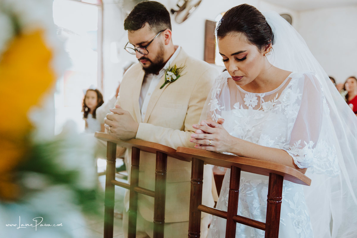 casamento de dia, fotografia de casamento, fotógrafo de casamento, casal, wedding, fotografo em natal, casamento religioso, decoração,  Praia Barra do Rio, casamento natal, casamento católico, igreja de Barra do Rio, religioso, vestido de noiva, praia