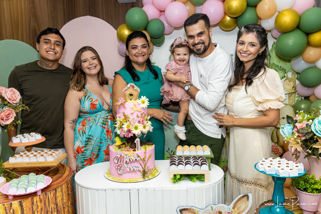 aniversario de 1 ano infantil de menina tema floresta encantada em casa no condominio Atmosfera.  Festa com decoração, doces, brincadeiras, diversão