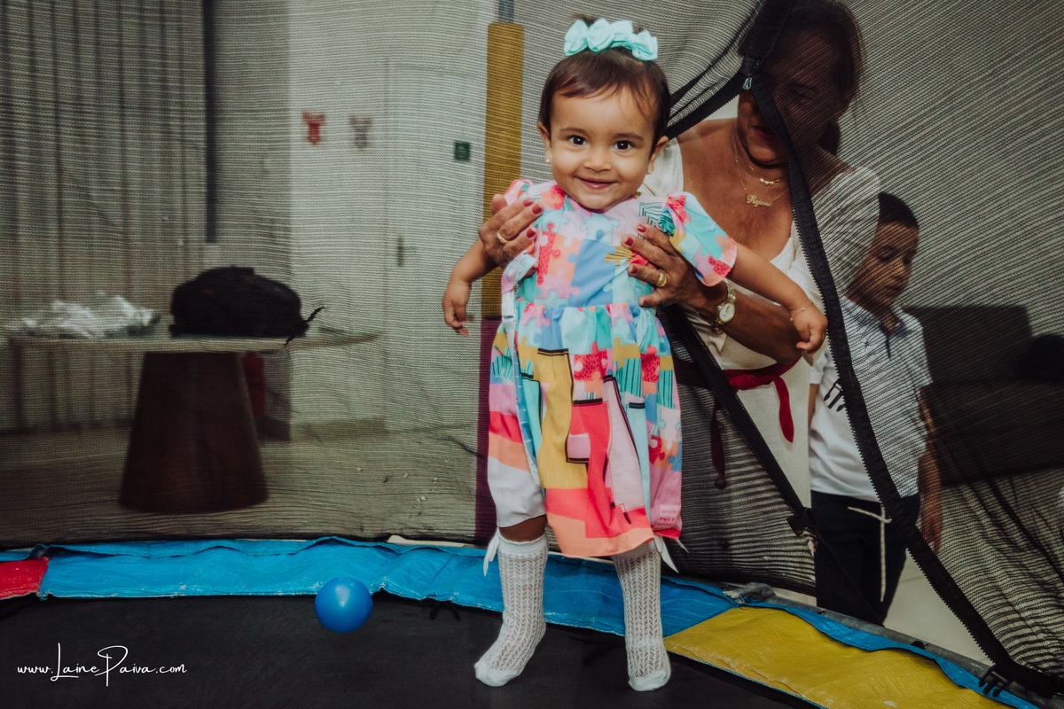 menina brincando no pula pula em aniversario de dois anos após batismo na igreja São João Batista no bairro Lagoa Seca em Natal.