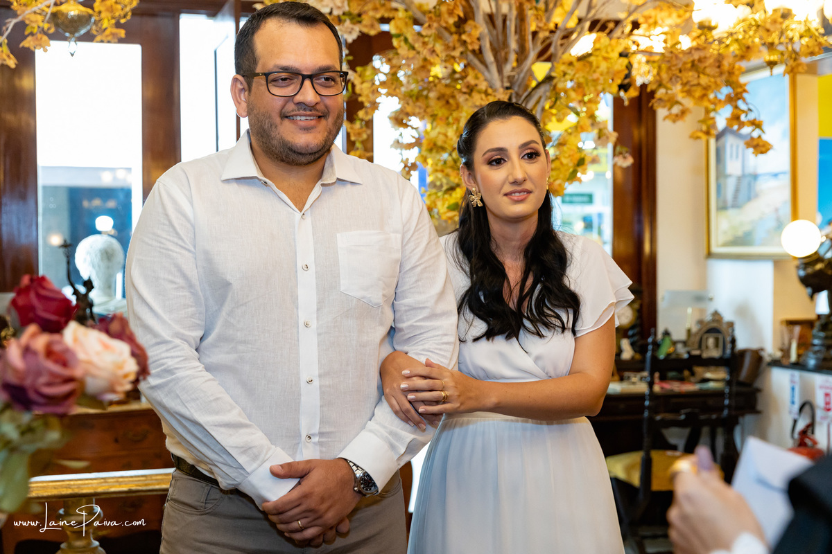 casal sorrindo em cerimonia de casamento civil no 4º oficio de notas cartório CIdade Jardim em Natal/RN