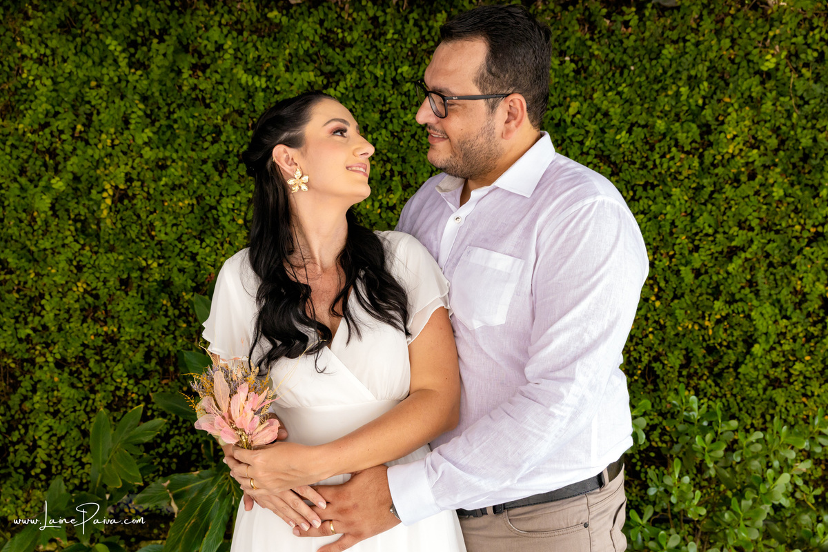 noivos abraçados e se olhando em casamento civil no 4º oficio de notas cartório CIdade Jardim em Natal/RN