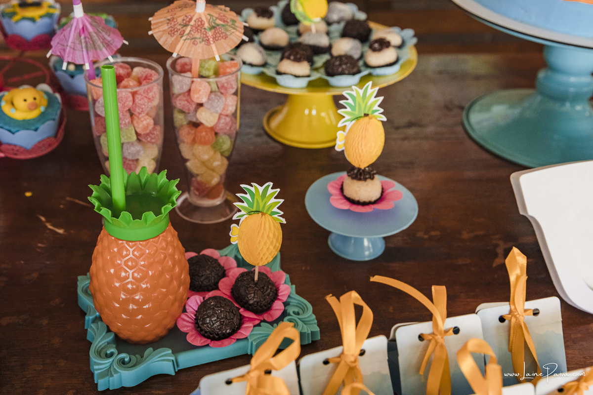 aniversario de 10 anos infantil de menina tema Pool Party. Festa no condominio.  Festa com decoração, doces, brincadeiras, diversão, bolo, familia, fotografia de aniversario, fotografo infantil, fotografo em natal, festa de menina, futebol de sabão, 