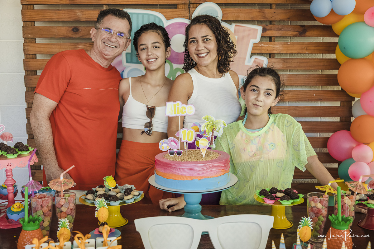 aniversario de 10 anos infantil de menina tema Pool Party. Festa no condominio.  Festa com decoração, doces, brincadeiras, diversão, bolo, familia, fotografia de aniversario, fotografo infantil, fotografo em natal, festa de menina, futebol de sabão, 