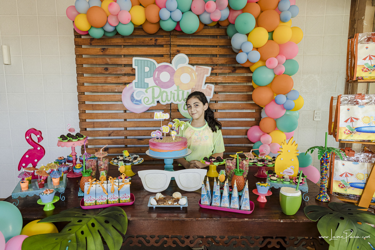 aniversario de 10 anos infantil de menina tema Pool Party. Festa no condominio.  Festa com decoração, doces, brincadeiras, diversão, bolo, familia, fotografia de aniversario, fotografo infantil, fotografo em natal, festa de menina, futebol de sabão, 