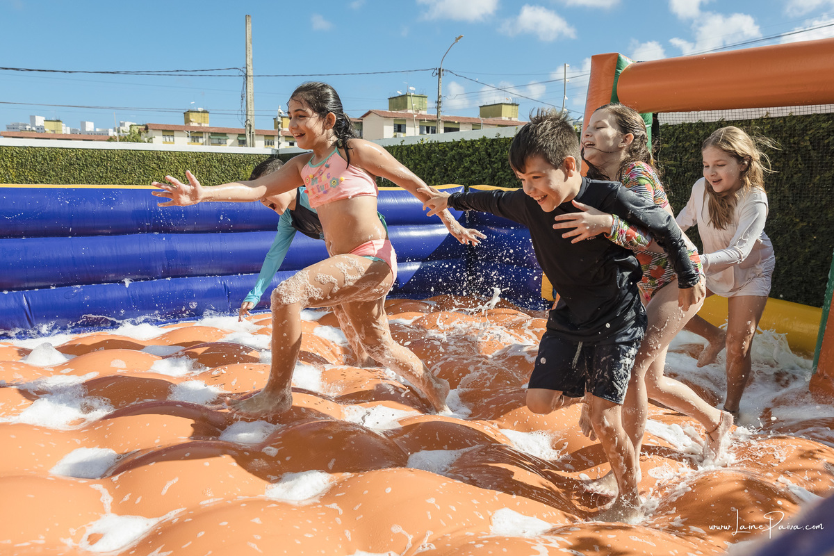 aniversario de 10 anos infantil de menina tema Pool Party. Festa no condominio.  Festa com decoração, doces, brincadeiras, diversão, bolo, familia, fotografia de aniversario, fotografo infantil, fotografo em natal, festa de menina, futebol de sabão, 