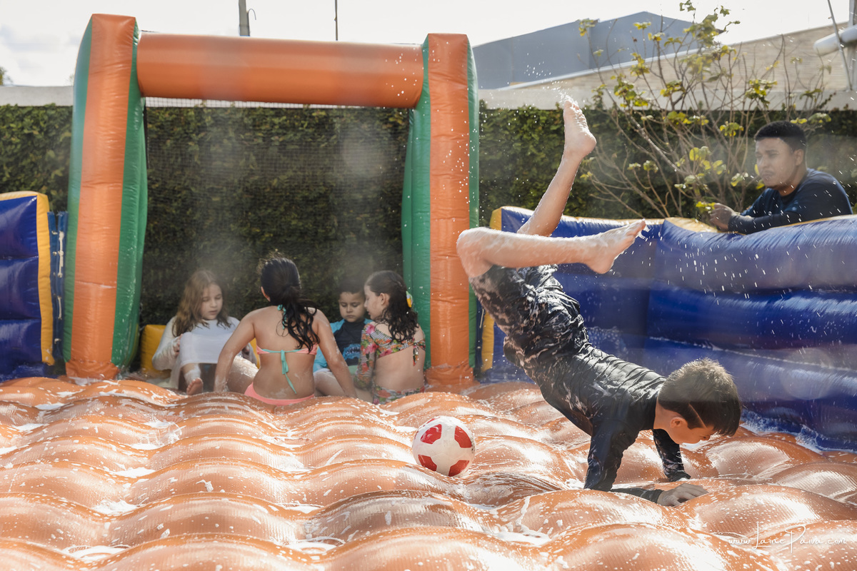 aniversario de 10 anos infantil de menina tema Pool Party. Festa no condominio.  Festa com decoração, doces, brincadeiras, diversão, bolo, familia, fotografia de aniversario, fotografo infantil, fotografo em natal, festa de menina, futebol de sabão, 