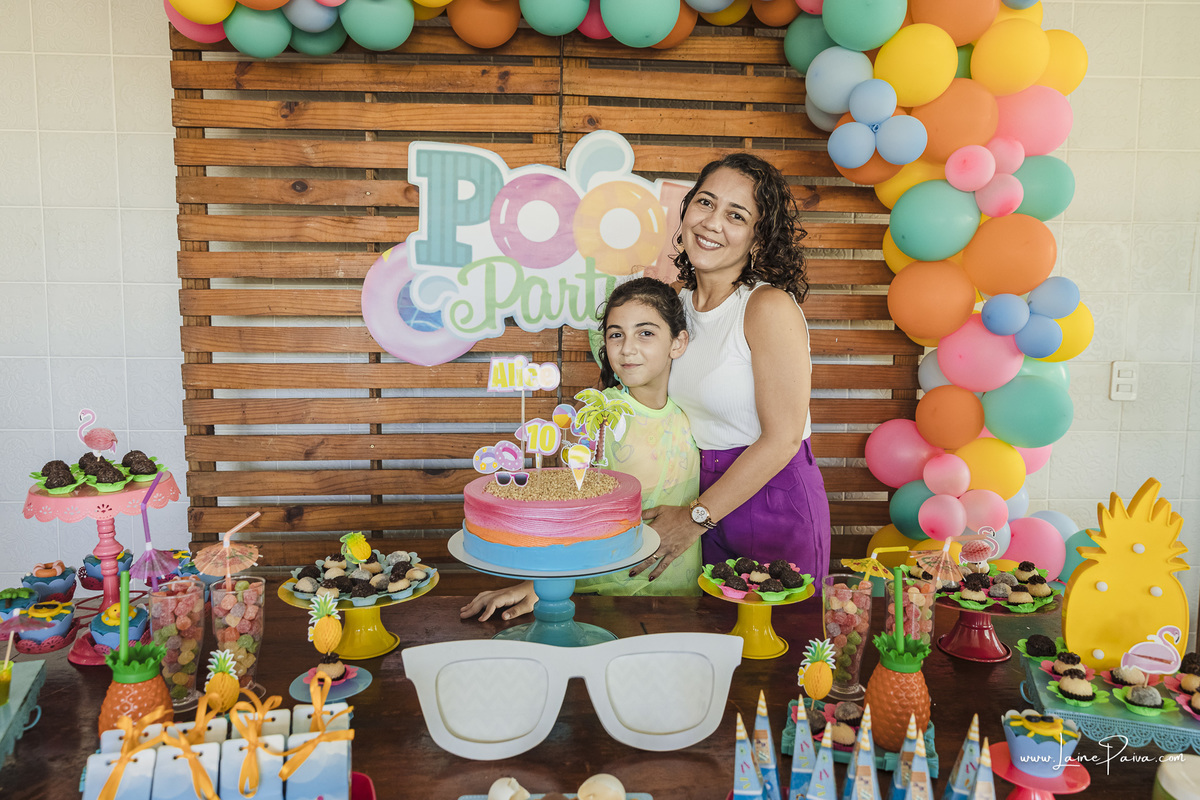 aniversario de 10 anos infantil de menina tema Pool Party. Festa no condominio.  Festa com decoração, doces, brincadeiras, diversão, bolo, familia, fotografia de aniversario, fotografo infantil, fotografo em natal, festa de menina, futebol de sabão, 