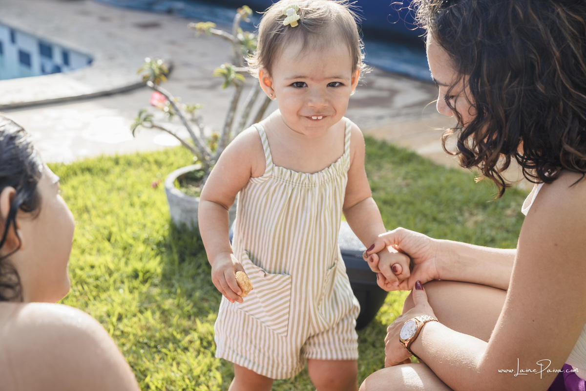 aniversario de 10 anos infantil de menina tema Pool Party. Festa no condominio.  Festa com decoração, doces, brincadeiras, diversão, bolo, familia, fotografia de aniversario, fotografo infantil, fotografo em natal, festa de menina, futebol de sabão, 