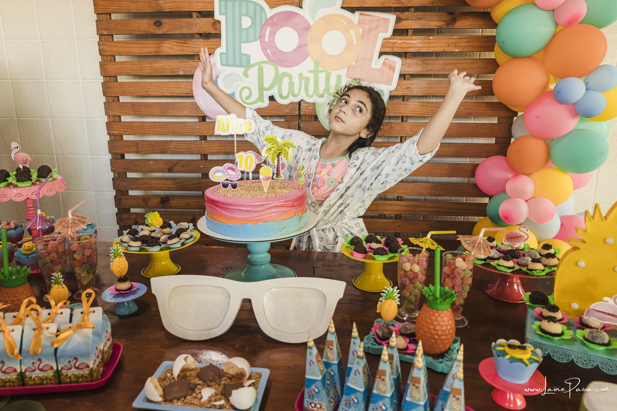 aniversario de 10 anos infantil de menina tema Pool Party. Festa no condominio.  Festa com decoração, doces, brincadeiras, diversão, bolo, familia, fotografia de aniversario, fotografo infantil, fotografo em natal, festa de menina, futebol de sabão, 