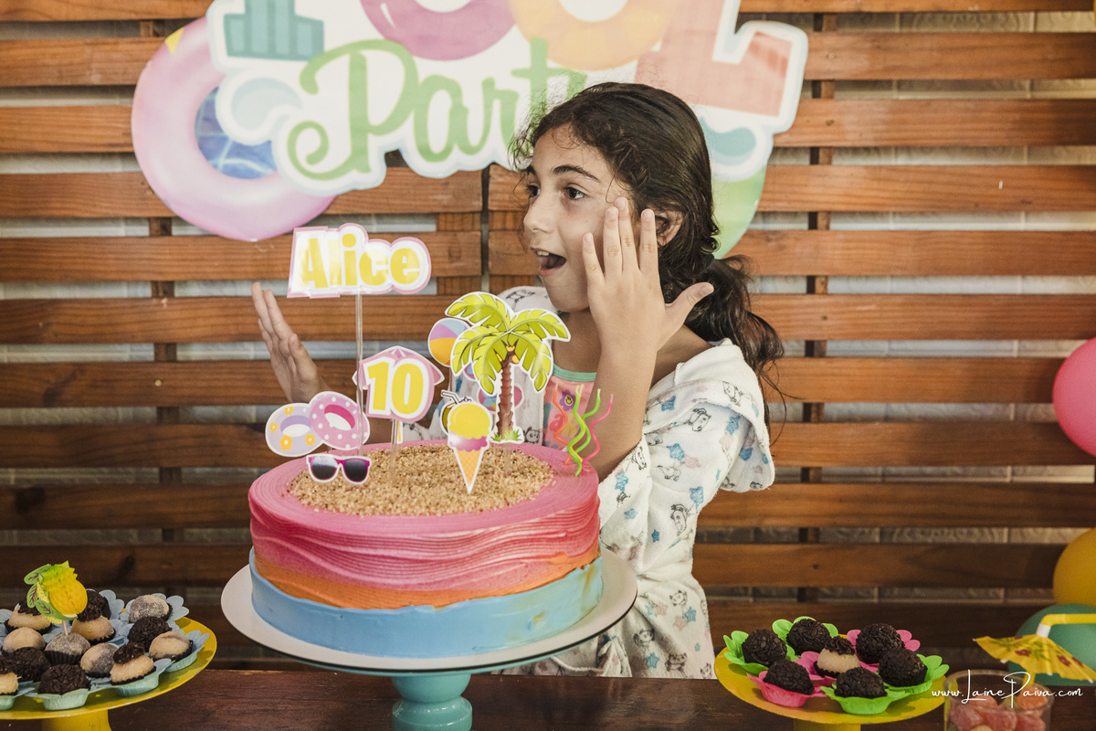 aniversario de 10 anos infantil de menina tema Pool Party. Festa no condominio.  Festa com decoração, doces, brincadeiras, diversão, bolo, familia, fotografia de aniversario, fotografo infantil, fotografo em natal, festa de menina, futebol de sabão, 