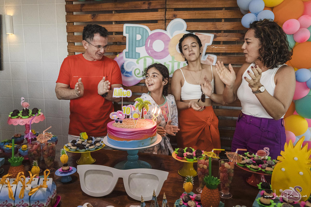 aniversario de 10 anos infantil de menina tema Pool Party. Festa no condominio.  Festa com decoração, doces, brincadeiras, diversão, bolo, familia, fotografia de aniversario, fotografo infantil, fotografo em natal, festa de menina, futebol de sabão, 