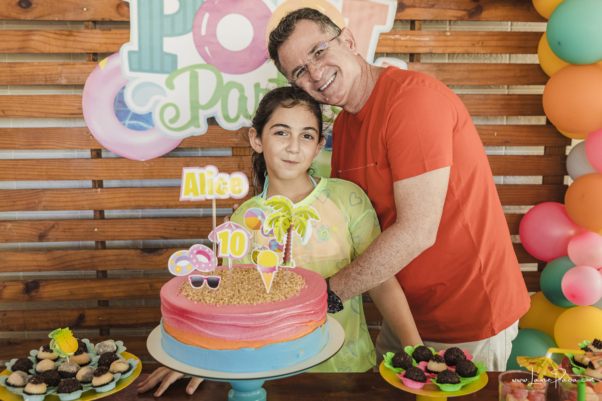 aniversario de 10 anos infantil de menina tema Pool Party. Festa no condominio.  Festa com decoração, doces, brincadeiras, diversão, bolo, familia, fotografia de aniversario, fotografo infantil, fotografo em natal, festa de menina, futebol de sabão, 
