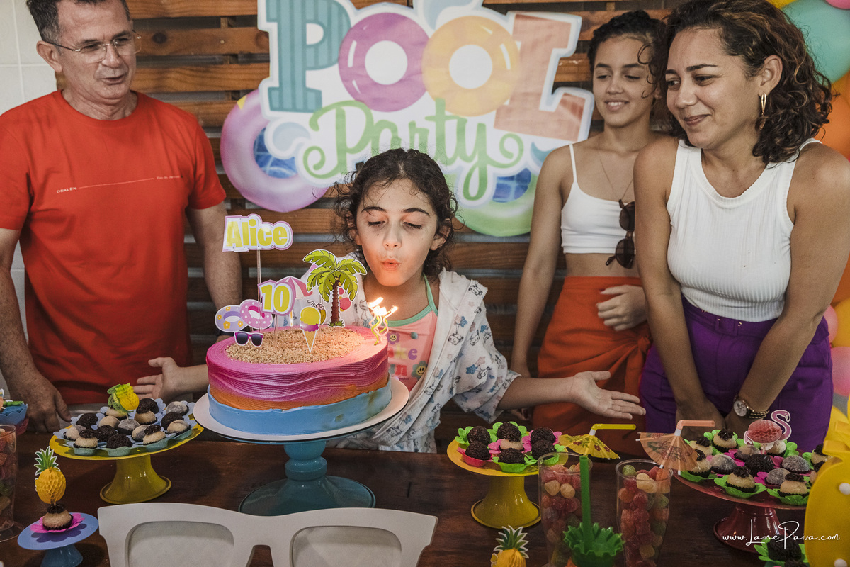 aniversario de 10 anos infantil de menina tema Pool Party. Festa no condominio.  Festa com decoração, doces, brincadeiras, diversão, bolo, familia, fotografia de aniversario, fotografo infantil, fotografo em natal, festa de menina, futebol de sabão, 