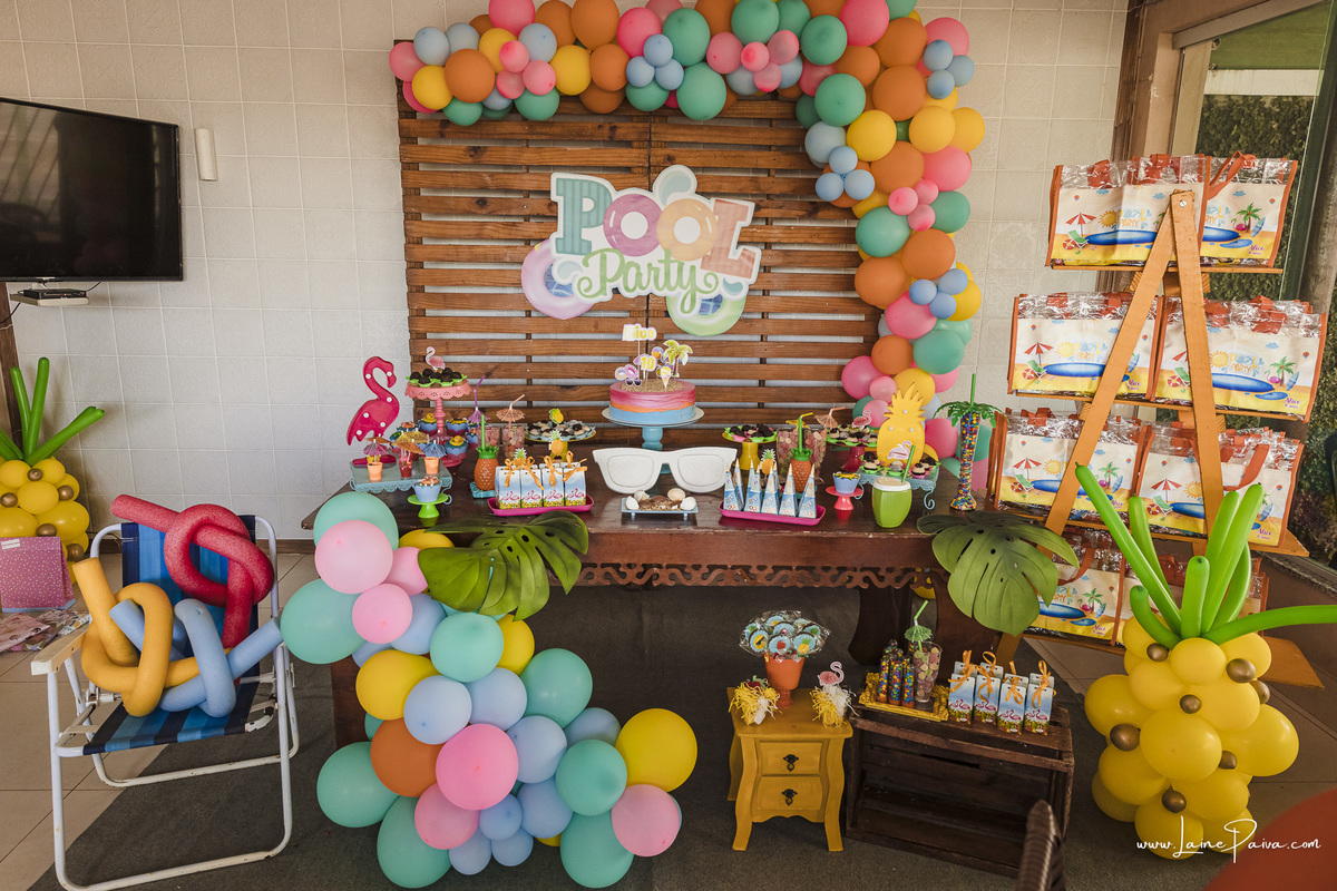 aniversario de 10 anos infantil de menina tema Pool Party. Festa no condominio.  Festa com decoração, doces, brincadeiras, diversão, bolo, familia, fotografia de aniversario, fotografo infantil, fotografo em natal, festa de menina, futebol de sabão, 