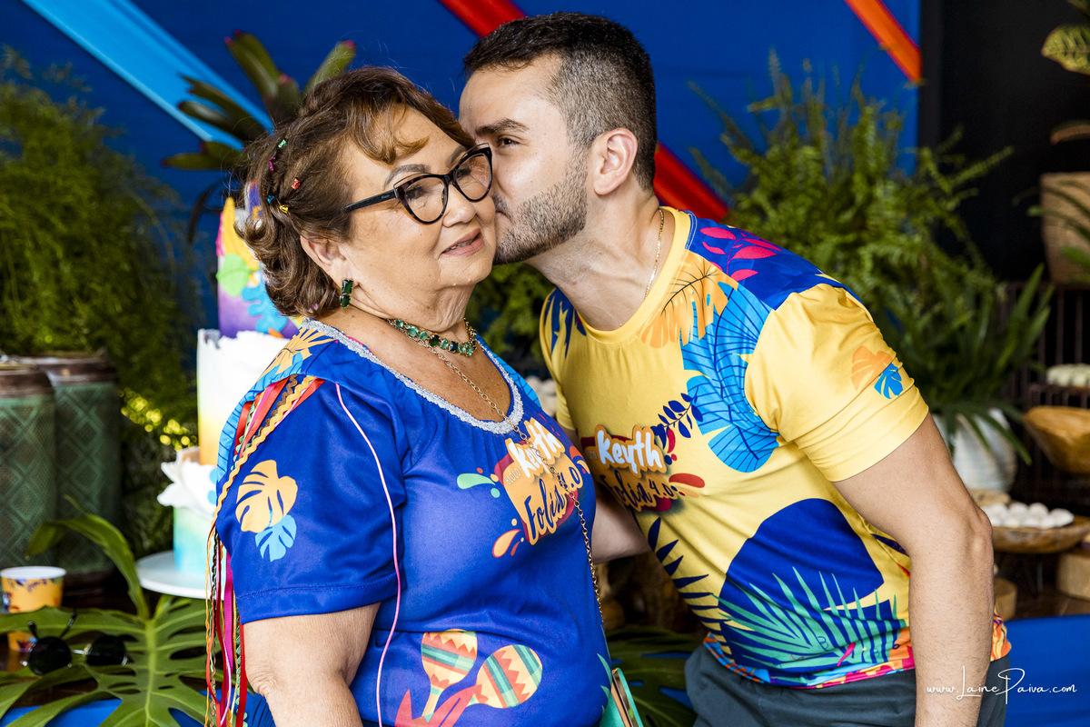 aniversario de 40 anos, tema micareta de carnaval. Redação Bar, Ativa Cerimonial,  Banda Preto no Branco, Jr. Bahya, bolo, familia, fotografia de aniversario, festa, fotografo em natal, Andinho e Banda, amigos, aniversario de adulto, 