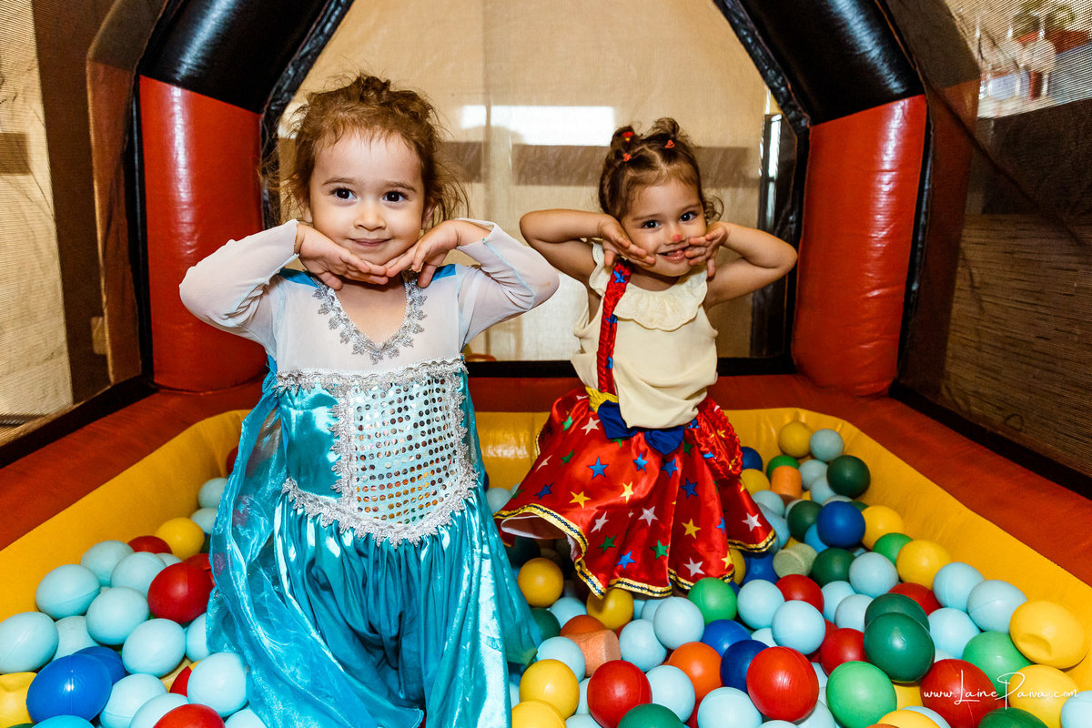 aniversario de 1 ano, tema carnaval, bloquinho, infantil de menino e menina, Festa com decoração, doces, brincadeiras, diversão, bolo, familia, fotografia de aniversario, fotografo infantil, fotografo em natal, festa no condominio Alphaville Catuana
