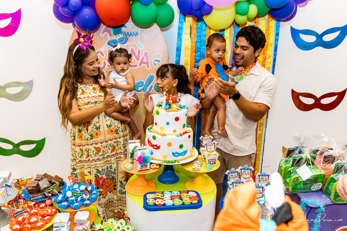 aniversario de 1 ano, tema carnaval, bloquinho, infantil de menino e menina, Festa com decoração, doces, brincadeiras, diversão, bolo, familia, fotografia de aniversario, fotografo infantil, fotografo em natal, festa no condominio Alphaville Catuana