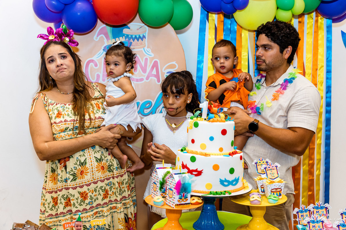 aniversario de 1 ano, tema carnaval, bloquinho, infantil de menino e menina, Festa com decoração, doces, brincadeiras, diversão, bolo, familia, fotografia de aniversario, fotografo infantil, fotografo em natal, festa no condominio Alphaville Catuana