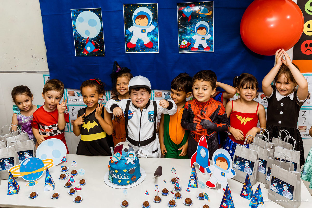 festa na escola, festa a fantasia, aniversario de 4 anos, tema astronauta, infantil de menino, doces, brincadeiras, diversão,- bolo, familia, fotografia de aniversario, fotografo infantil, fotografo em natal, Escola Red and Blue