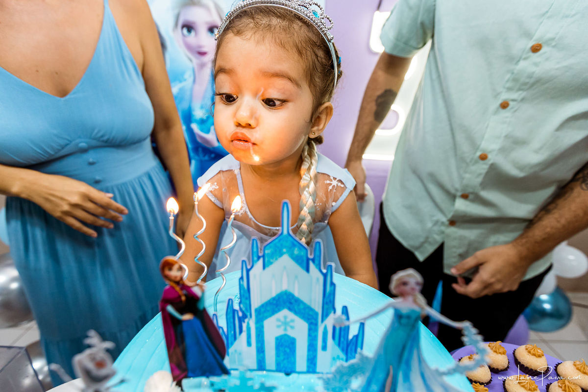 festa no condominio, festa de menina, aniversario de 3 anos, tema Frozen, infantil de menina, doces, brincadeiras, diversão, bolo, familia, fotografia de aniversario, fotografo infantil, fotografo em natal