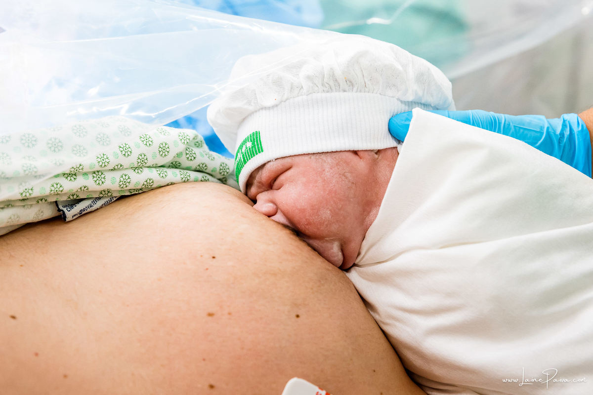 fotografia de parto na maternidade do hospital da Unimed,  parto cesaria, mãe de primeira viagem de menina, primeiros momentos de vida com amor e cuidado, fotografo de parto e familia em Natal, cobertura completa da cesariana