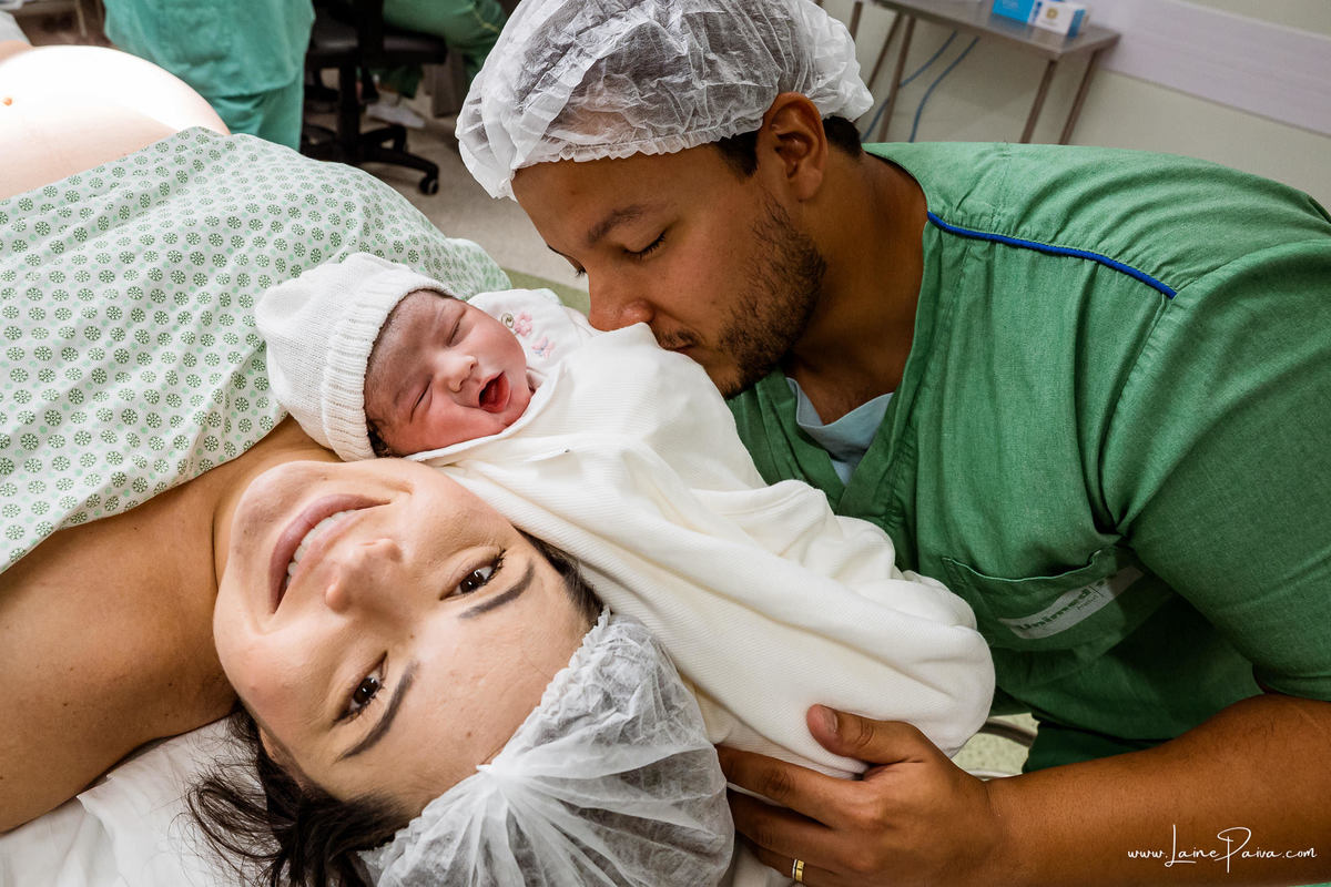 fotografia de parto na maternidade do hospital da Unimed,  parto cesaria, mãe de primeira viagem de menina, primeiros momentos de vida com amor e cuidado, fotografo de parto e familia em Natal, cobertura completa da cesariana
