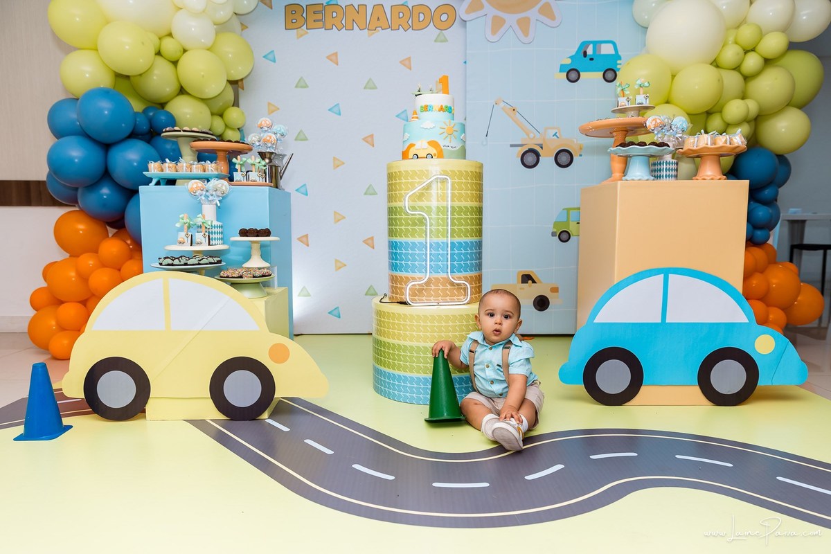 Festa de 1 ano do Bernardo no condomínio, com tema de carros e trânsito, cheia de brincadeiras, diversão para as crianças e muito carinho de familiares e amigos. Fotografia de aniversario infantil em natal rn.
