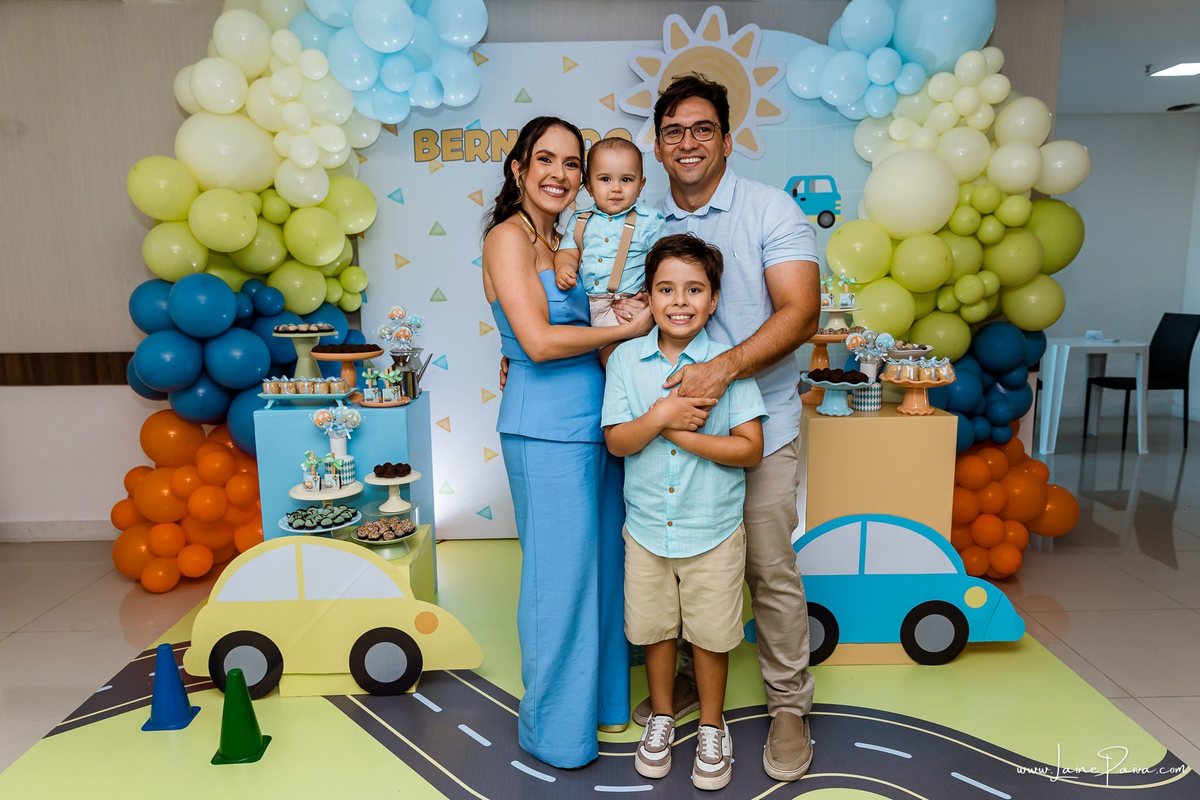 Festa de 1 ano do Bernardo no condomínio, com tema de carros e trânsito, cheia de brincadeiras, diversão para as crianças e muito carinho de familiares e amigos. Fotografia de aniversario infantil em natal rn.