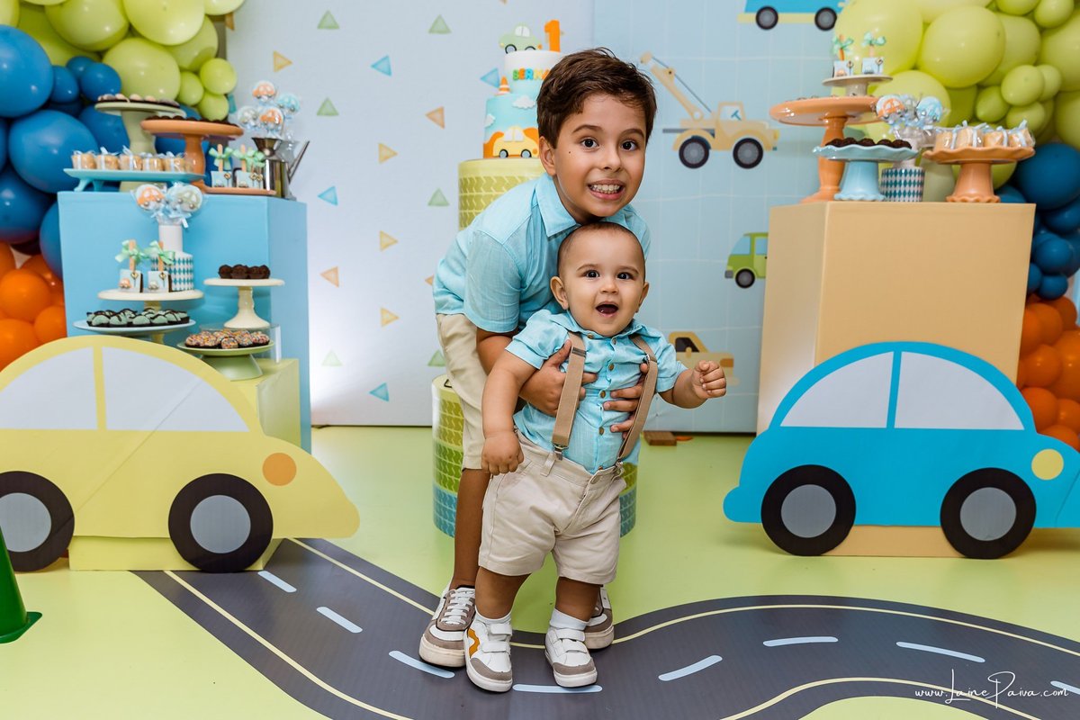 Festa de 1 ano do Bernardo no condomínio, com tema de carros e trânsito, cheia de brincadeiras, diversão para as crianças e muito carinho de familiares e amigos. Fotografia de aniversario infantil em natal rn.