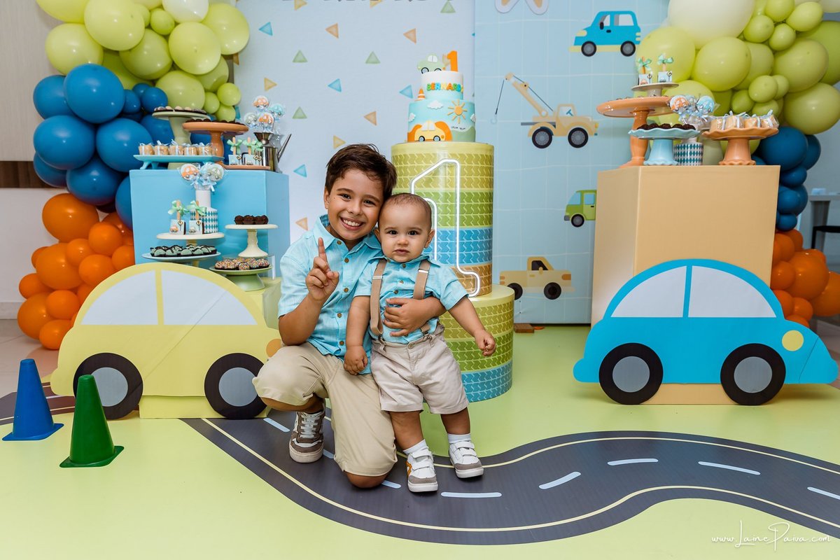 Festa de 1 ano do Bernardo no condomínio, com tema de carros e trânsito, cheia de brincadeiras, diversão para as crianças e muito carinho de familiares e amigos. Fotografia de aniversario infantil em natal rn.