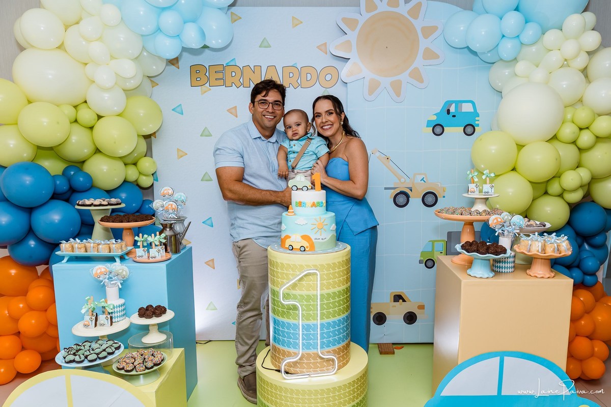 Festa de 1 ano do Bernardo no condomínio, com tema de carros e trânsito, cheia de brincadeiras, diversão para as crianças e muito carinho de familiares e amigos. Fotografia de aniversario infantil em natal rn.