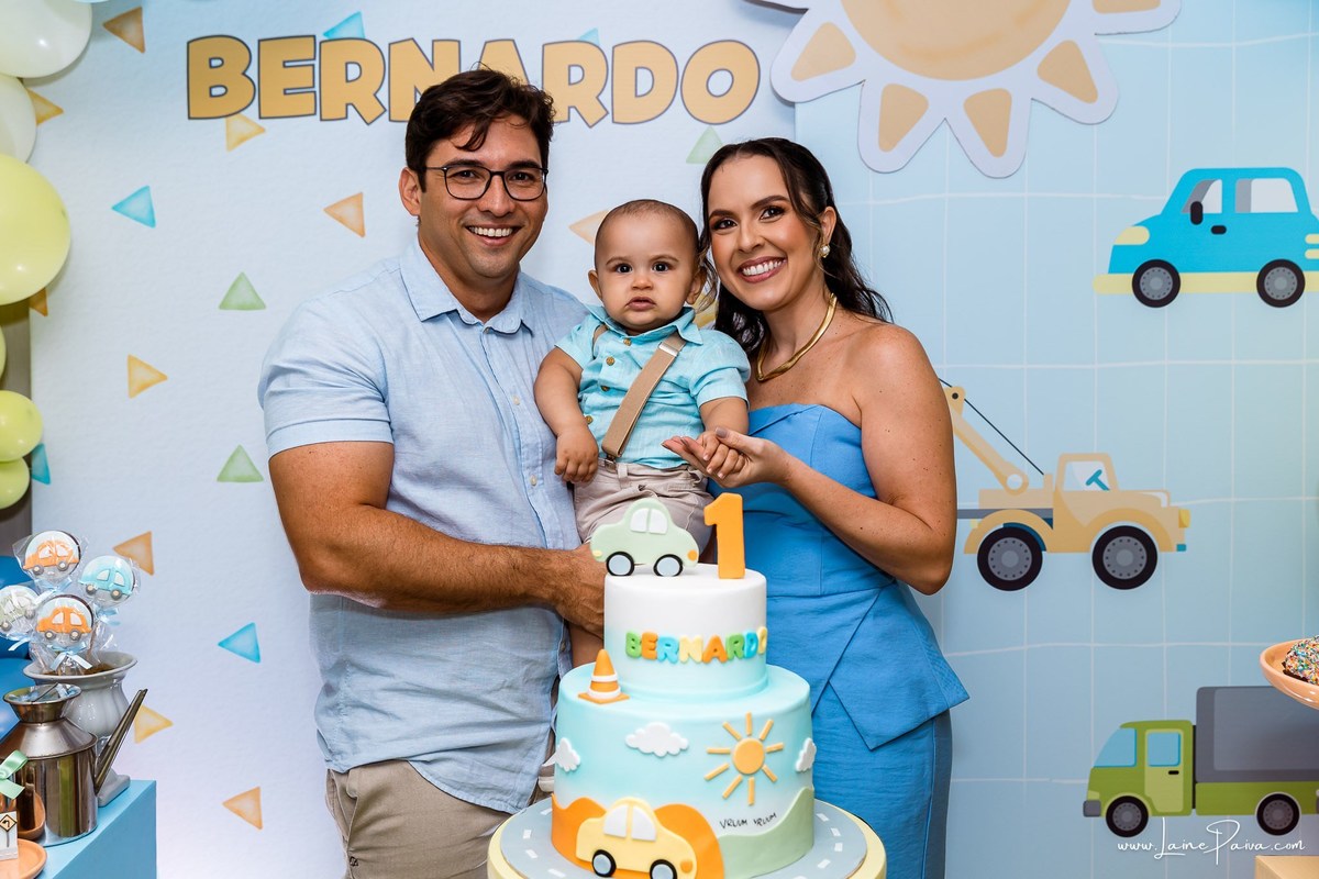 Festa de 1 ano do Bernardo no condomínio, com tema de carros e trânsito, cheia de brincadeiras, diversão para as crianças e muito carinho de familiares e amigos. Fotografia de aniversario infantil em natal rn.