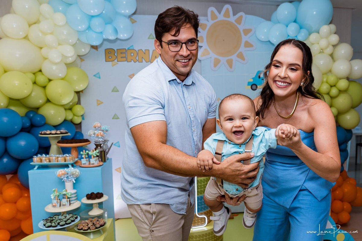Festa de 1 ano do Bernardo no condomínio, com tema de carros e trânsito, cheia de brincadeiras, diversão para as crianças e muito carinho de familiares e amigos. Fotografia de aniversario infantil em natal rn.
